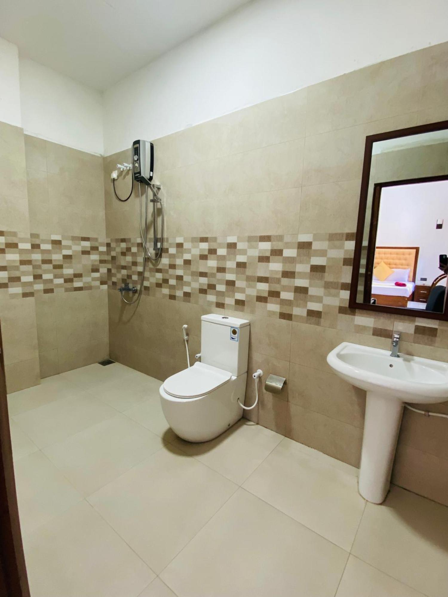Heaven Breeze Hotel Kandy Bagian luar foto