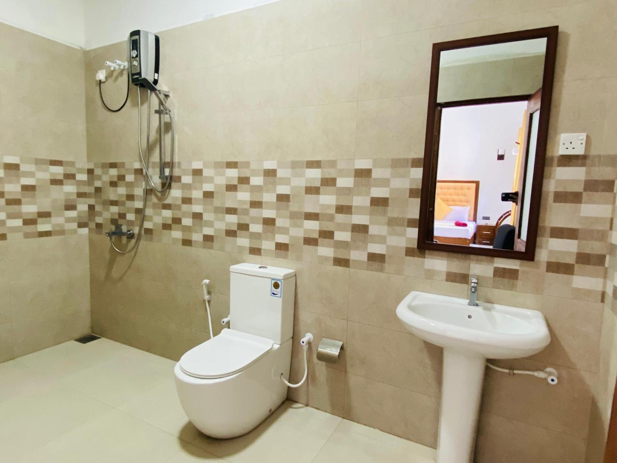Heaven Breeze Hotel Kandy Bagian luar foto